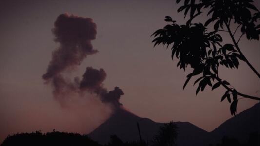 Miedo e incertidumbre: la erupción de un volcán amenaza la vida de 36,000 familias